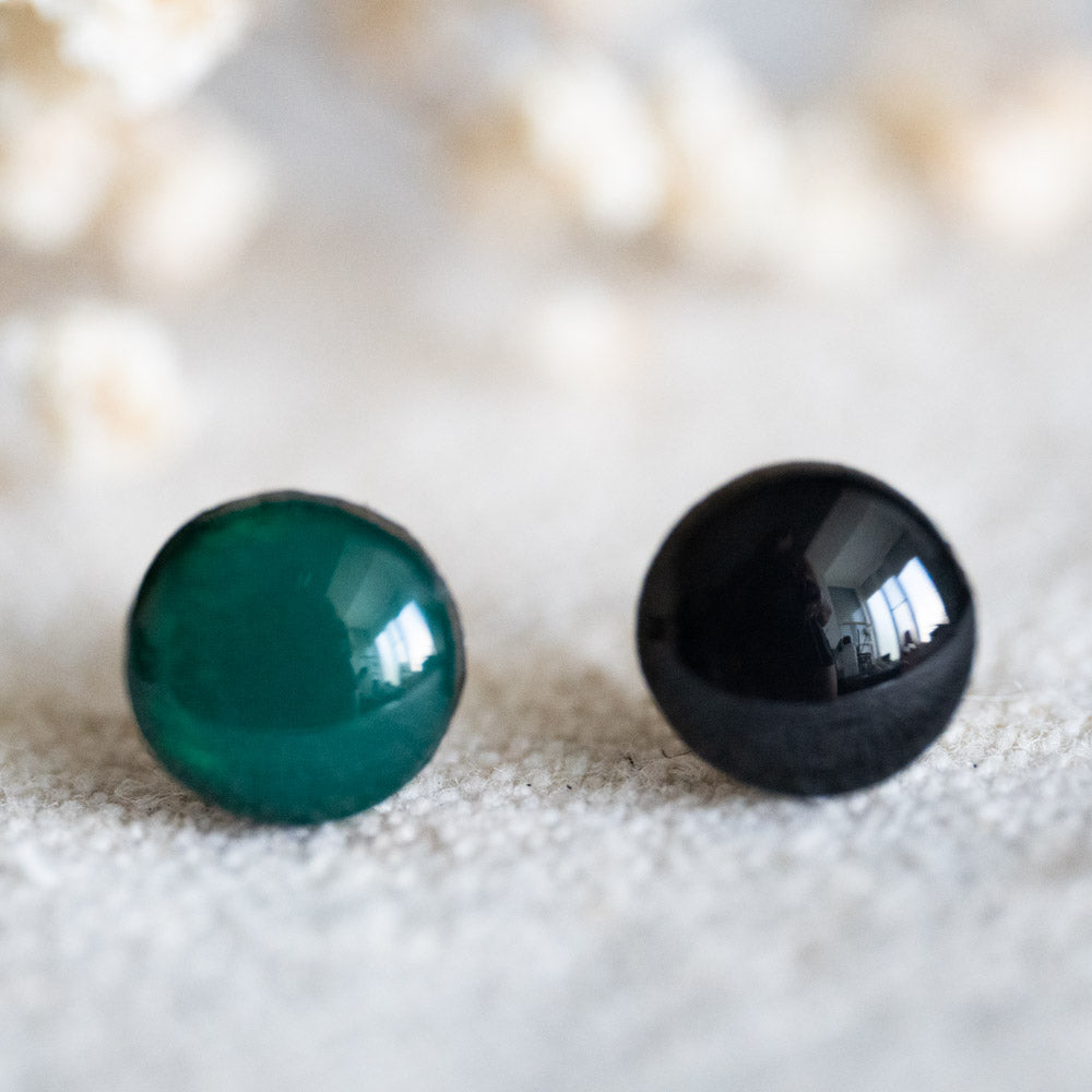 Cercei din lemn studs - Mini Rotund- negru și verde