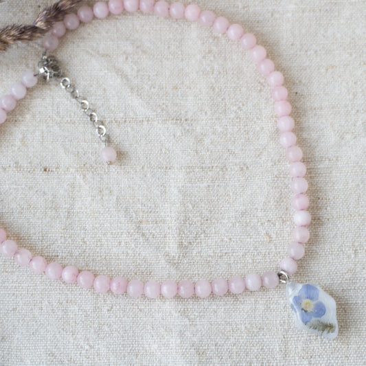 Lănțișor quarț roz și flori naturale de ventrilică