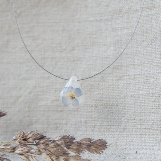 Lănțișor cu flori naturale albastre