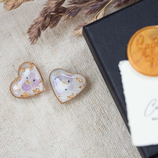 Cercei inimi cu flori naturale mov de ventrilică