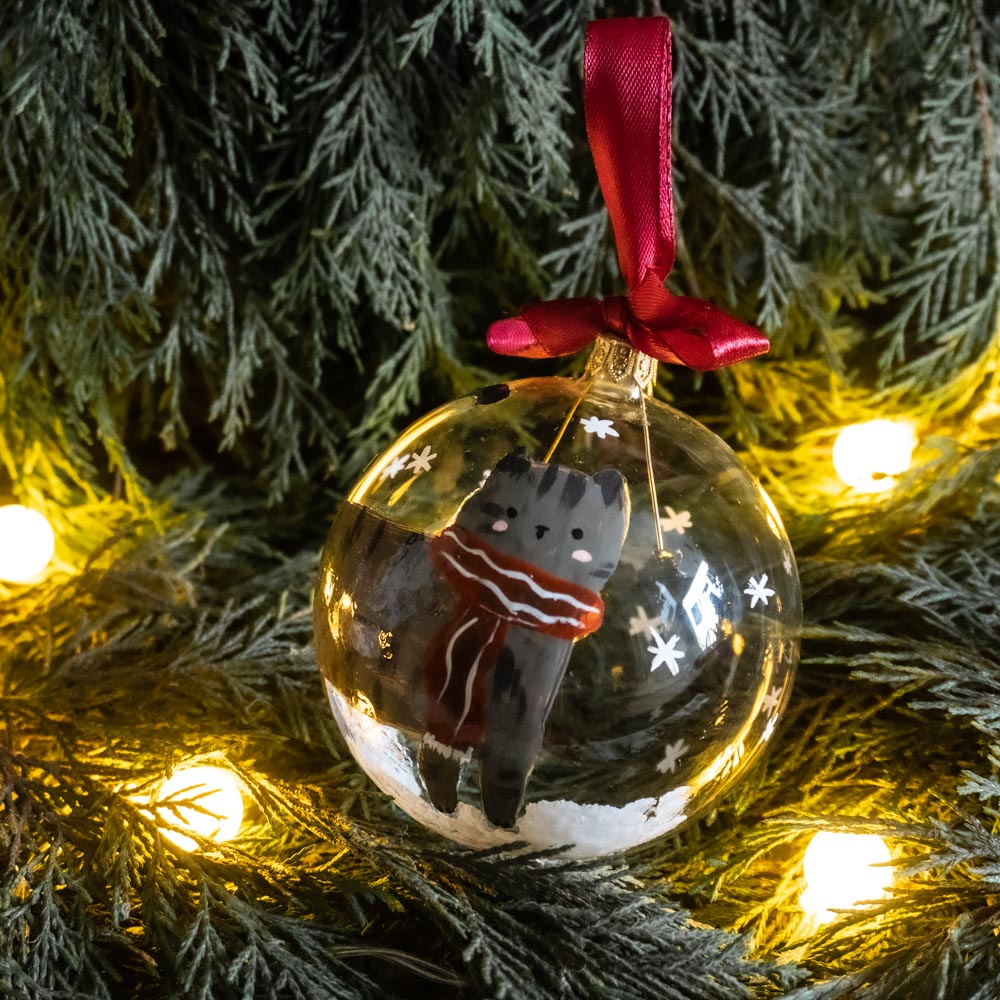 Glob de sticlă pictat manual- Pisică tigrată cu fular