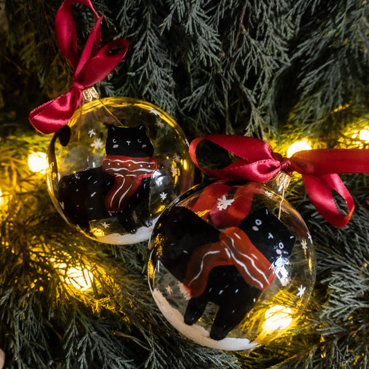 Glob de sticlă pictat manual- Pisică neagră cu fular