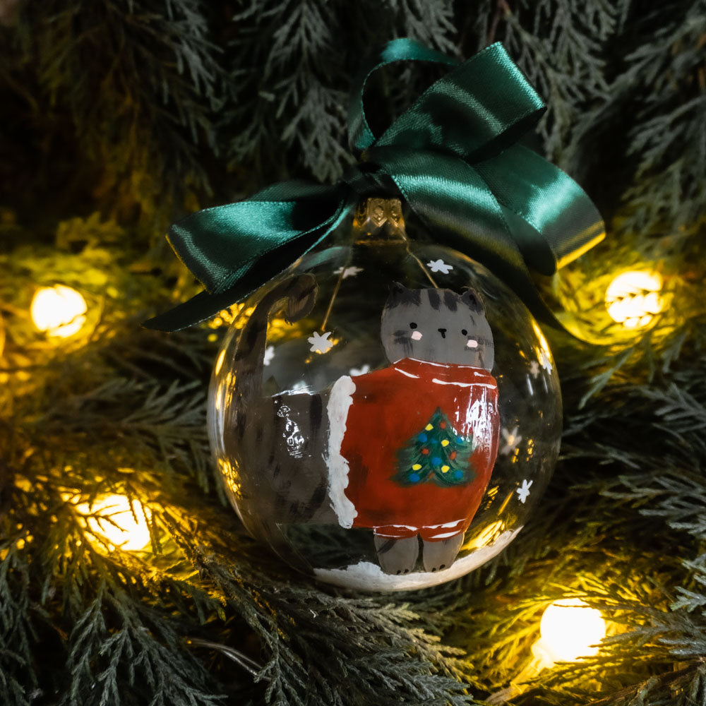 Glob de sticlă pictat manual- Pisică cu pulover