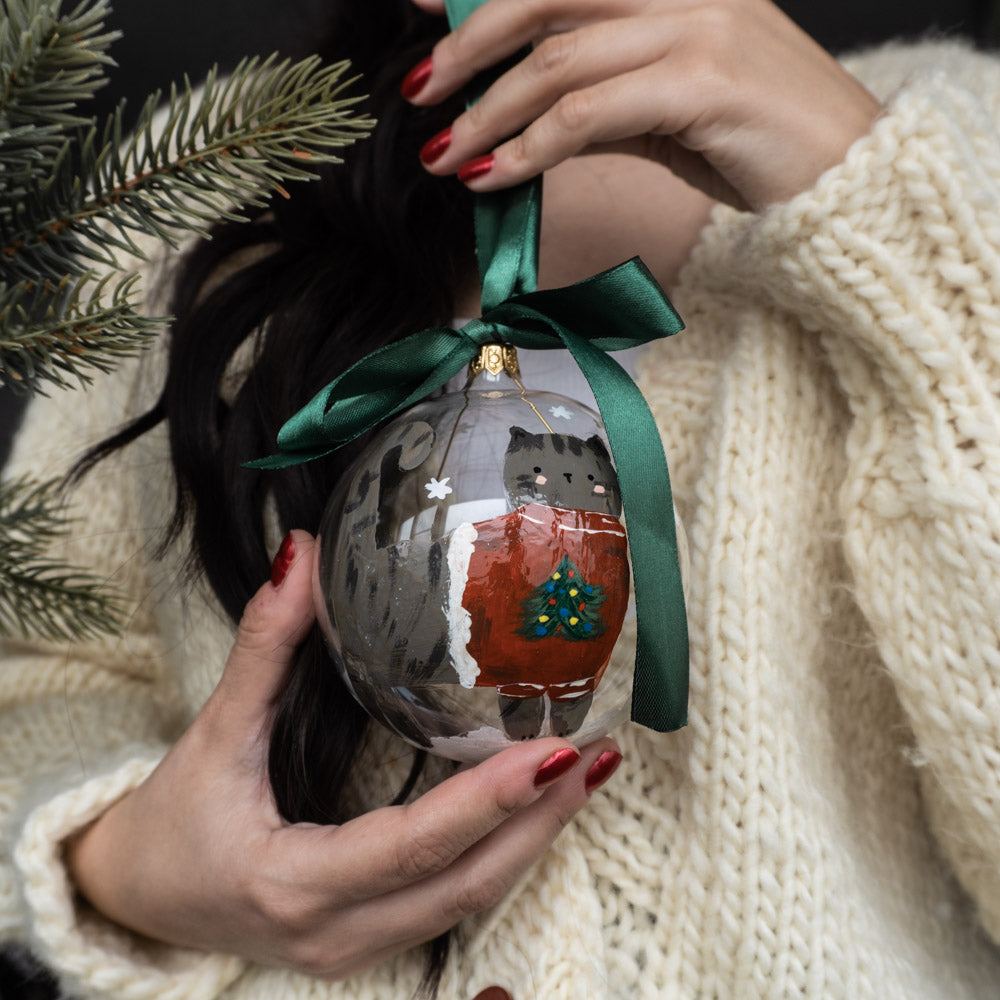 Glob de sticlă pictat manual- Pisică cu pulover